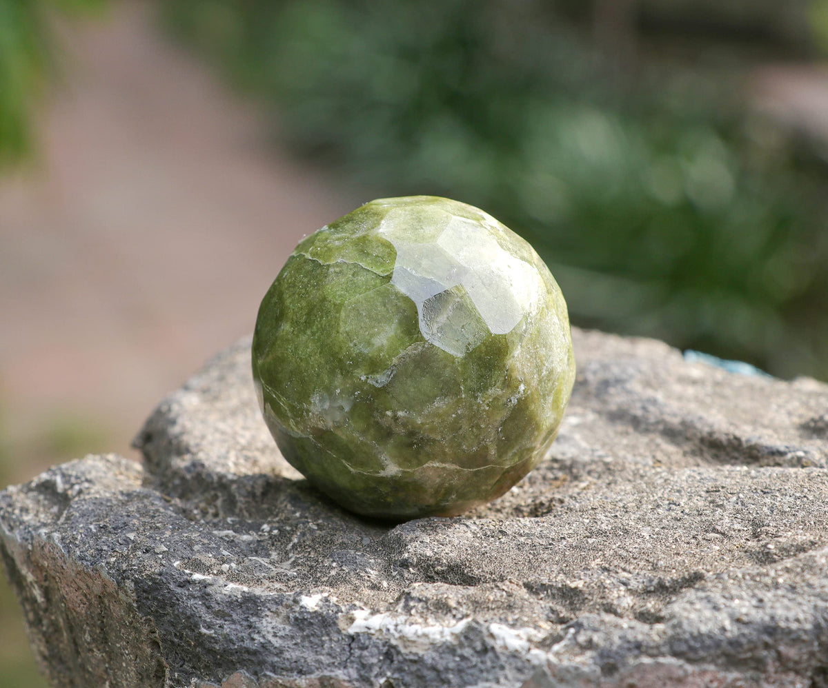 Crocon 50mm Vesuvianite diamond cut Stone sphere Ball with Metal Stand 1400+ Carats Gemstone Ball Healing ornament rock Sphere Sculpture Figurine for Fengshui Divination Crystal Home Decor Photography