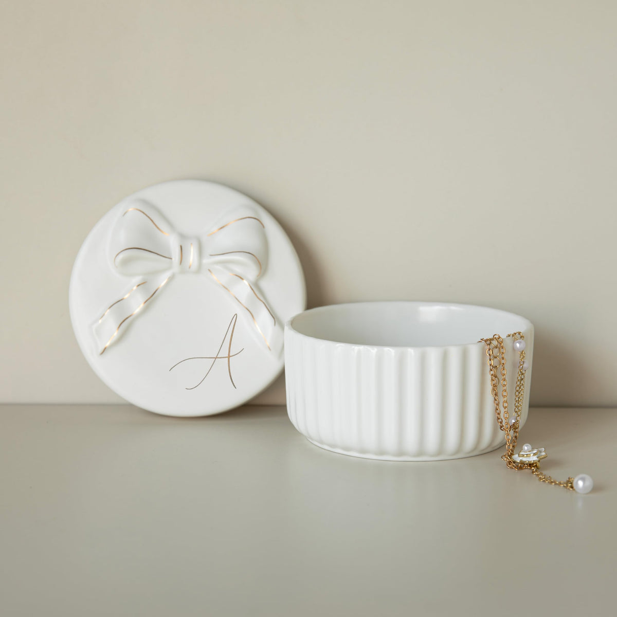COLLECTIVE HOME Monogram Initial Jewelry Box with Bow - Elegant Ring Holder & Earring Dish | Christmas Gift Idea for Women, Unique Birthday Present for Herr (A)