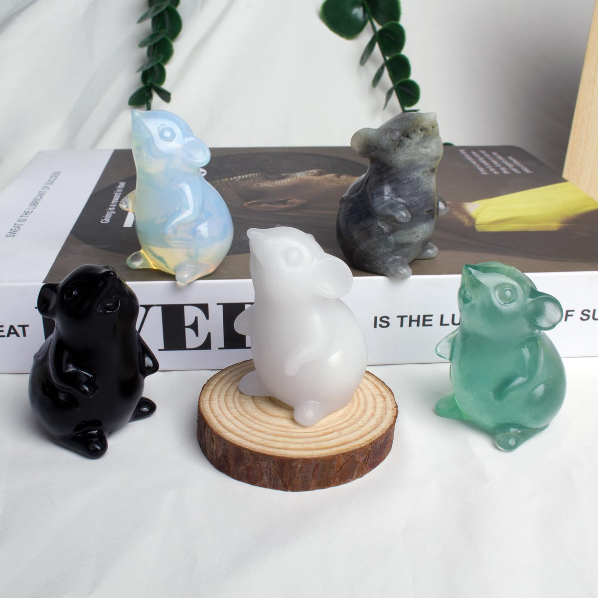 Ytbeoxk Handmade Fluorite Crystal Mouse Figurine Natural Quartz Sculpture Wealth Attracting Feng Shui Decor Mini Desk Ornament Meditation Crystal Animal Mouse.