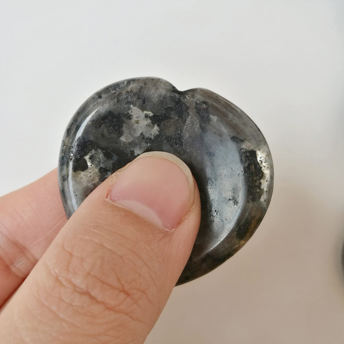 Bacatgem Natural Black Labradorite Heart Chakra Thumb Worry Stone,Hand Carved Healing Crystal Shaped Stone for Anxiety Stress Relief Meditation