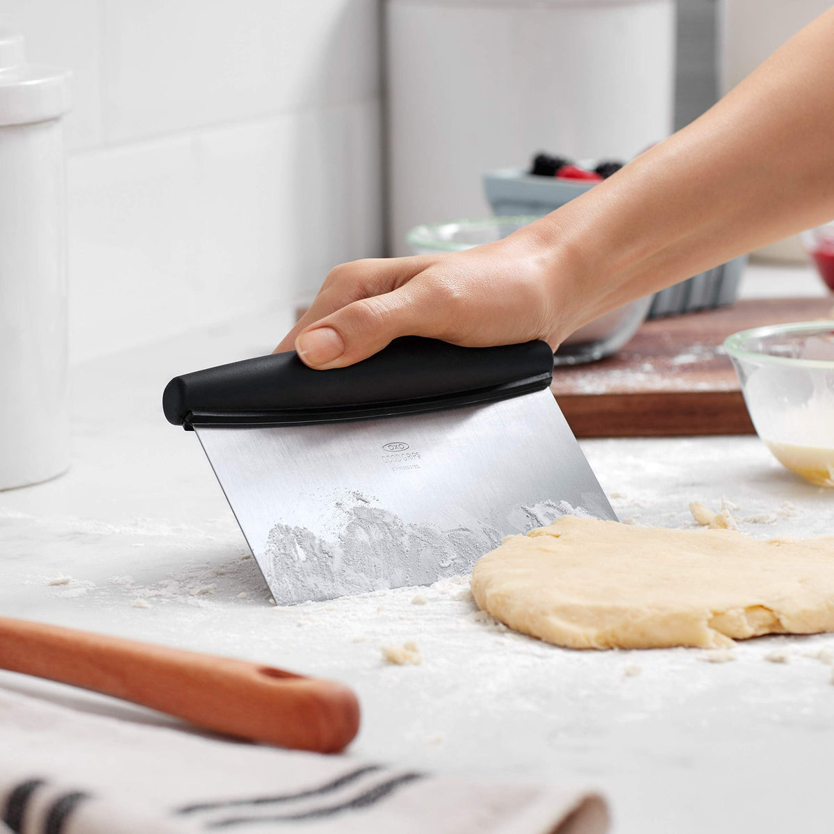 OXO Good Grips Stainless Steel Multi-Purpose Scraper & Chopper, Dough Cutter for Pizza, Bread and Cookie Dough, Multi-Purpose Vegetable Chopper, Dishwasher-Safe Kitchen Essential