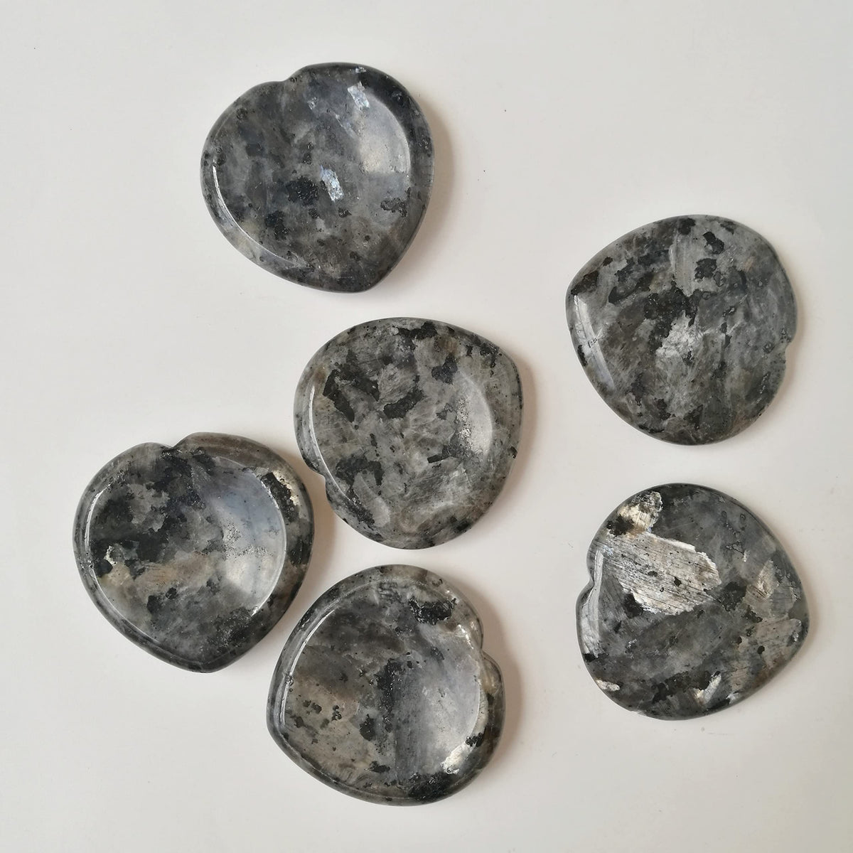 Bacatgem Natural Black Labradorite Heart Chakra Thumb Worry Stone,Hand Carved Healing Crystal Shaped Stone for Anxiety Stress Relief Meditation