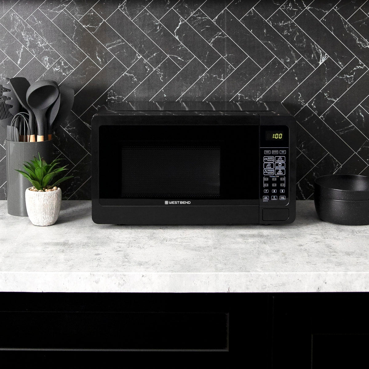 West Bend Microwave Oven 700-Watts Compact with 6 Pre-Set Cooking Settings, Speed Defrost, Electronic Control Panel and Glass Turntable, 0.7 Cu.Ft., Black